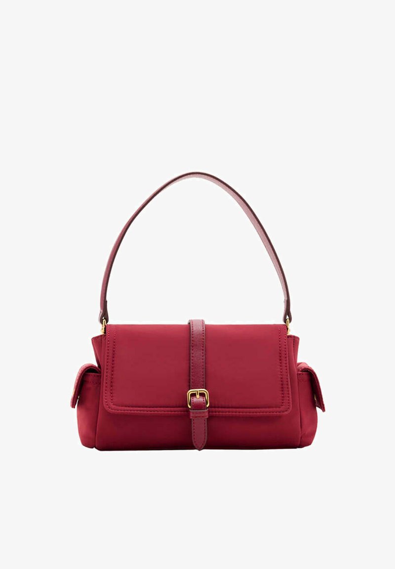 Petit sac à main rouge avec poignée supérieure, rabat avant, poches latérales et une boucle dorée sur une sangle assurant le rabat.