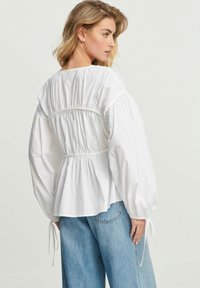 Next LAYERED REGULAR FIT - Bluza - white