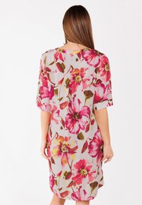 Blumenmuster-Kleid aus leichtem, halbtransparentem Stoff mit rosa und gelben Blumen auf einem hellgrauen Hintergrund; lockere, knielange Passform.