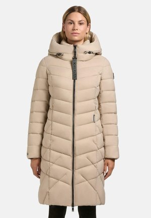 Beige pufferjack met een capuchon, voorzien van een rits aan de voorkant, een verticale gestikte patroon en verstelbare koorddetails. Zacht aanvoelend materiaal.