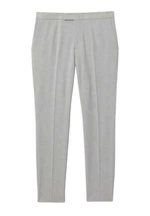 Pantalon gris clair en tissu lisse et texturé, avec une coupe droite et des poches latérales. Style minimaliste avec un devant plat.