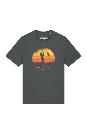 Dunkelgraues T-Shirt mit einer Sonnenuntergangs-Grafik, auf der eine Person zu sehen ist, die von einem Boot aus angelt und einen Fisch fängt, während drei Fische darunter schwimmen.
