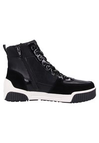 Baskets montantes noires avec fermeture éclair latérale, lacets à l'avant, semelle épaisse blanche et semelle extérieure noire texturée.