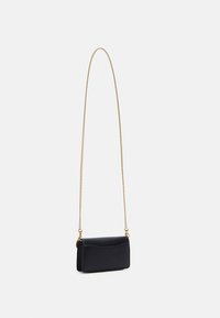 Bolso de cuero negro cruzado con una correa de cadena dorada. Presenta una forma rectangular y plana con un sutil patrón en relieve en el frente.