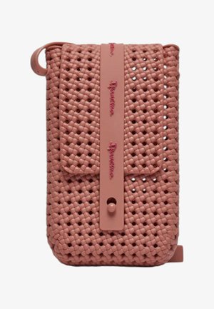 Funda para teléfono de PVC tejido en color rosa con cierre de solapa, presenta una correa prominente y texto decorativo. Textura suave con bordes redondeados.