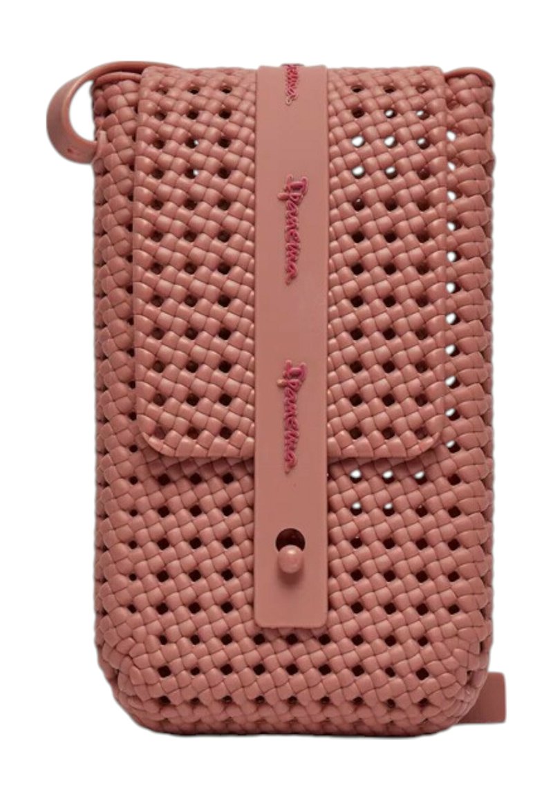 Borsa per telefono in PVC rosa intrecciato con chiusura a pattina, dotata di una cinghia prominente e testo decorativo. Texture liscia con bordi arrotondati.