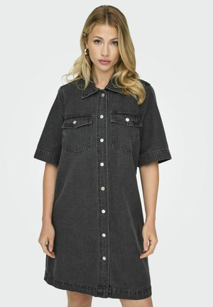 Donkergrijze denim jurk met korte mouwen, knoopsluiting aan de voorkant, twee borstzakken en een rechte snit. Gladde textuur.