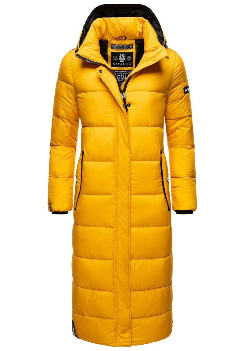 Abrigo largo acolchado amarillo con capucha, que cuenta con cierre de cremallera, dos bolsillos laterales y detalles en negro en las cremalleras y los puños.