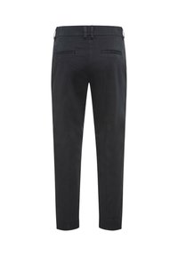 Pantalon noir sur mesure vu de dos avec passants de ceinture, deux poches arrière à bonnetnière et une coupe droite.