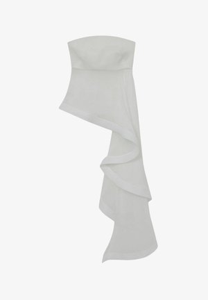 Top bianco senza spalline con un design drappeggiato e strati di tessuto che si sovrappongono, caratterizzato da una texture liscia e tagliato per una silhouette aderente.