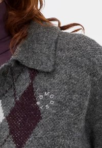 Grauer Wollmischung Strickcardigan mit kragenförmigem Design, Rautenmuster in Dunkelrot und Weiß, mit einem Logo-Detail an der Schulter.