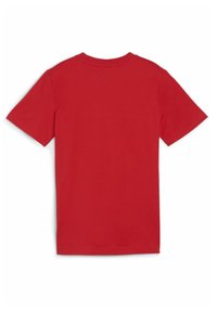 Camiseta corta roja de algodón. Presenta un cuello redondo y una parte trasera lisa sin diseños gráficos ni patrones.