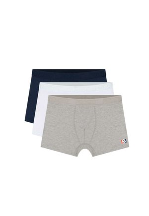 Trzy męskie bokserki w kolorze szarym, białym i granatowym, ułożone w stos z małym logo na nogawce pary szarej.