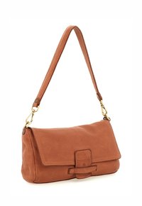 Borsa a spalla in pelle marrone con design piatto, hardware dorato e chiusura a pattina magnetica. Presenta una sola tracolla regolabile.