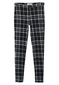 Czarne dopasowane spodnie w biało-szary wzór w kratę, elastyczny pas i brak widocznych kieszeni.
