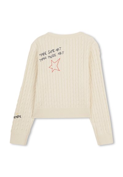 Εκρού πουλόβερ με πλέξη καλώδιο και κοντό μήκος. Διαθέτει κεντημένο κείμενο σε μπλε ναυτικό και κόκκινο, κόκκι νο αστέρι στην πλάτη και λογότυπο στο μανίκι.