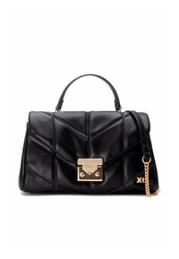 Bolso de mano de cuero negro con diseño acolchado, herrajes dorados, asa superior, correa de cadena desmontable y cierre frontal con broche.