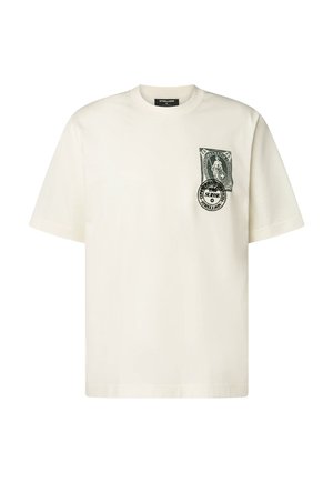 T-shirt bianca a maniche corte con stampa grafica nera di un francobollo vintage e un emblema circolare sul petto sinistro.