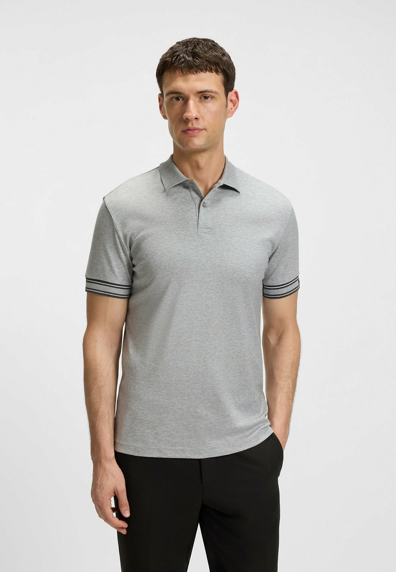 Polo grigio a maniche corte con colletto, con accenti a strisce nere sulle maniche. Realizzato in un tessuto liscio, ha una vestibilità classica.
