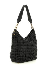 Borsa nera in pelle con texture intrecciata, dotata di tracolla removibile e dettagli in metallo dorato. Forma arrotondata con design morbido e rilassato.