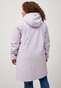 Cappotto impermeabile di colore viola chiaro con cappuccio, caratterizzato da una superficie testurizzata e un logo sulla schiena, che arriva fino a metà coscia.
