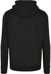 Sudadera negra con capucha, que cuenta con un bolsillo tipo canguro en el frente, puños y dobladillo acanalados, una textura de tela suave y capucha ajustable con cordón.