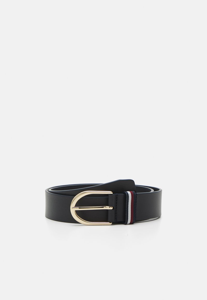 Ceinture en cuir noir avec une boucle en or. Présente un accent rayé en rouge et blanc près de la boucle. Texture lisse et design large.