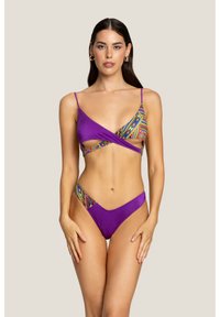 Bikini viola con design avvolgente, caratterizzato da vivaci motivi geometrici su un lato. Spalline sottili e fondo a vita alta. Texture liscia.