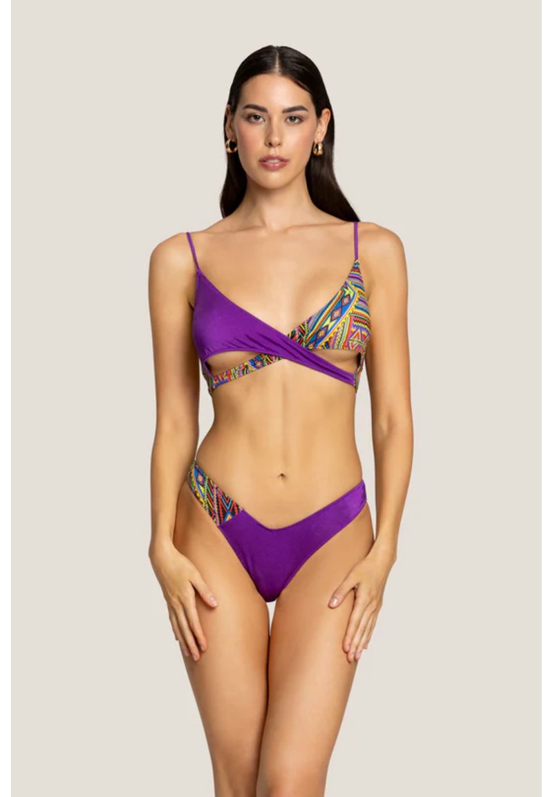Bikini viola con design avvolgente, caratterizzato da vivaci motivi geometrici su un lato. Spalline sottili e fondo a vita alta. Texture liscia.