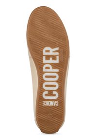 Sole di una scarpa con una base in gomma beige, strutturata per la presa, con le parole "COOPER" e "CANADIA" stampate in bianco. Indicata la taglia 38.