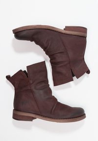 Burgundy kožené kotníkové boty s uvolněným designem, zaoblenou špičkou a nízkým dřevěným podpatkem. Obsahují výřezový detail v oblasti kotníku.