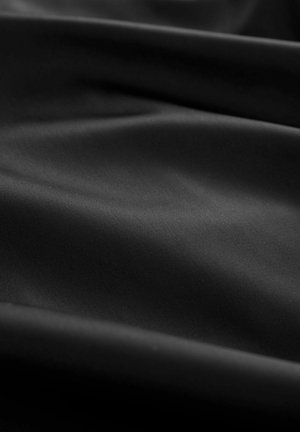 Schwarzer Stoff mit glatter Textur, der feine Falten und Knicke zeigt. Die Oberfläche ist matt und weist keine sichtbaren Muster oder Akzente auf.
