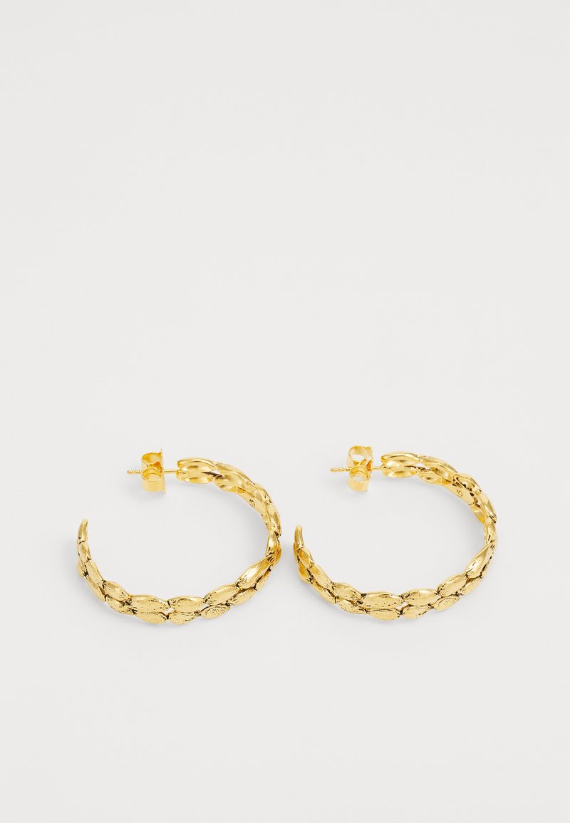 Arany karika fülbevalók, textúrált, összekapcsolt mintával, biztonságos tűs záródással. Kerek forma, fényes felülettel.