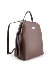 Brun læderrygsæk med to lynlåslommer, justerbare skulderremme og håndtag til at bære ovenfra på hvid baggrund.