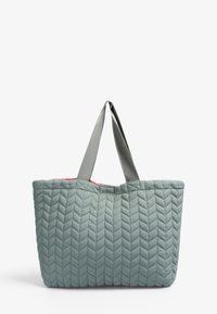 Borsa tote trapuntata in grigio chiaro con un motivo a chevron testurizzato. Presenta robuste cinghie grigie e un interno rosa in contrasto.