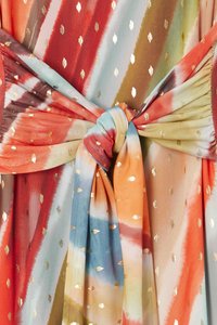 Mitmevärviline kleidi kangas, millel on punased, sinised ja kuldsed toonid, tie-dye riba mustriga ning kuldfoilis plekid. Sidemise disain trokiga vööl.