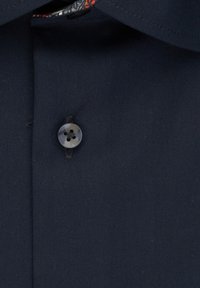 Navyblaues Hemd mit Knopfleiste vorne, vierlochartigem Knopf und dekorativem Kragenrand mit Muster.