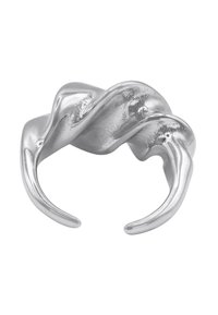Bracciale a cuffia in argento attorcigliato con una superficie liscia e riflettente, caratterizzato da curve fluide e estremità affusolate. Costruzione in metallo elegante.
