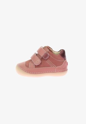 Zapatos de cuero rosa para niños pequeños con dos correas de Velcro, puntera redondeada, costuras contrastantes y suela de goma flexible.