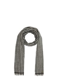 Sort og hvid ternet tørklæde, blødt stof, rektangulær form, frynser i kanterne, og en lille mærketag i den ene ende.