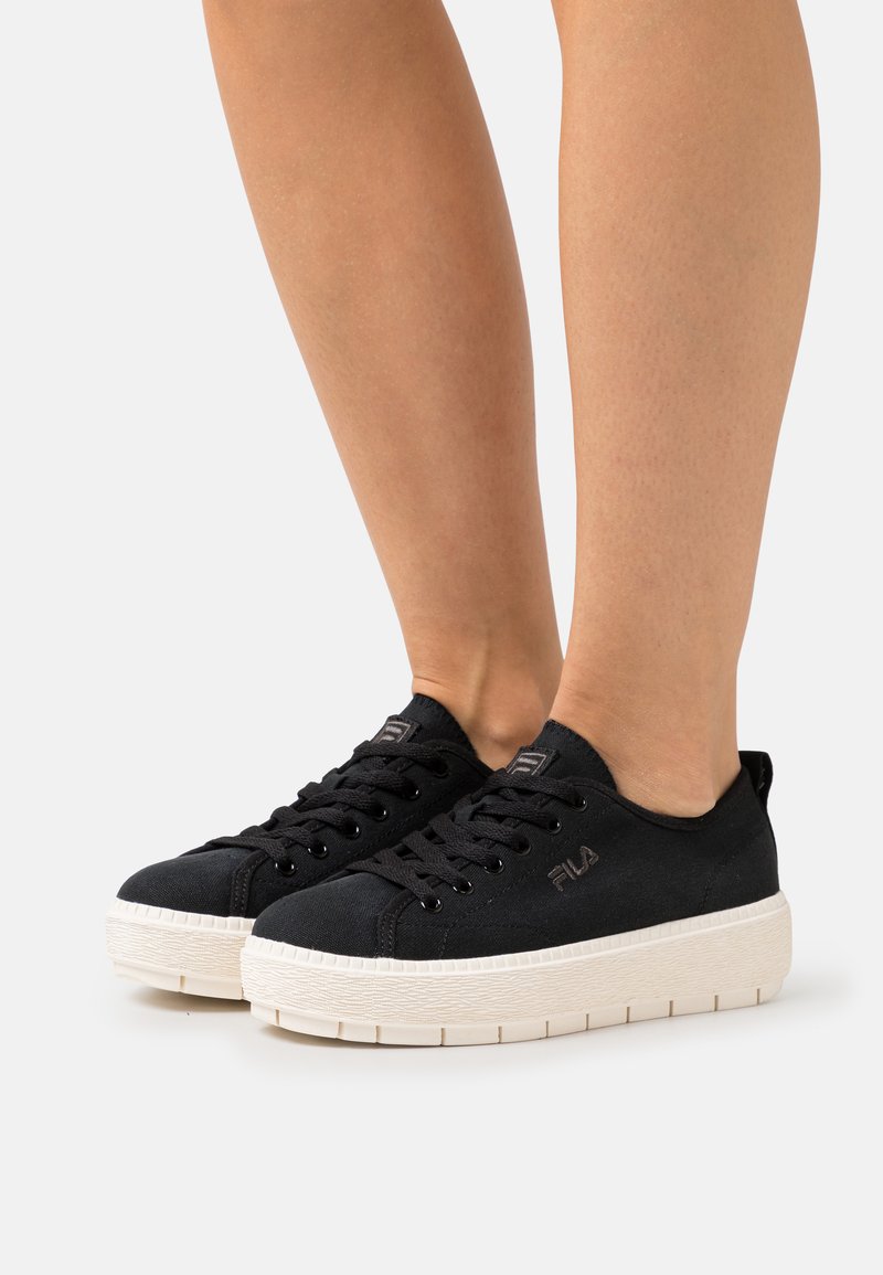 fila disruptor trainers black