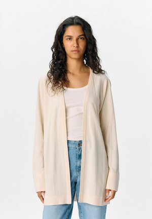 Beige Strickjacke mit offener Vorderseite aus leichtem Material, mit strukturierten vertikalen Streifen, langen Ärmeln und gerippten Bündchen.