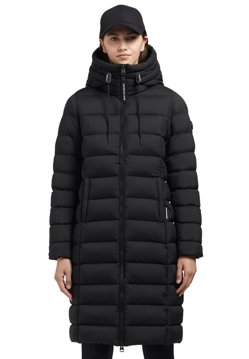 Schwarze Daunenjacke mit Kapuze, ausgestattet mit einem durchgehenden Reißverschluss, gestepptem Muster und zwei Seitentaschen. Das Material scheint weich und isoliert zu sein.