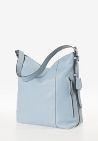 Helle blaue Leder-Schultertasche mit strukturiertem Finish, geschwungenem Oberteil, verstellbarem Schulterriemen und einer Reißverschlusstasche an der Seite.