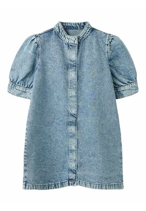 Robe en jean bleu clair avec manches courtes bouffantes, col montant et boutons cachés sur le devant, avec des détails subtils scintillants sur la poitrine.