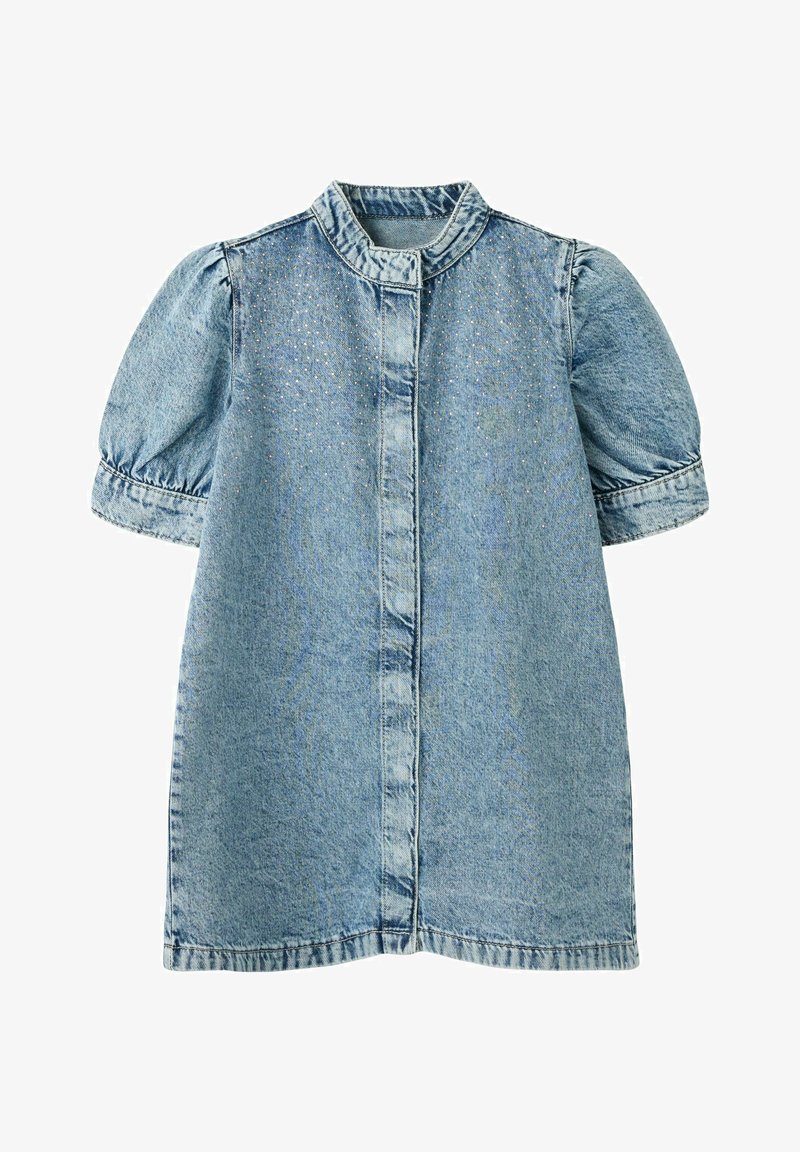 Robe en jean bleu clair avec manches courtes bouffantes, col montant et boutons cachés sur le devant, avec des détails subtils scintillants sur la poitrine.