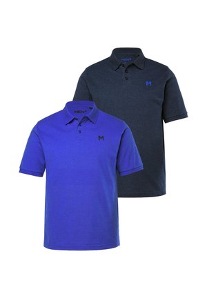 Dwie koszulki polo: jedna w intensywnym niebieskim kolorze z krótkimi rękawami i czarnym logo, druga w ciemnoszarym kolorze z niebieskim logo, obie z klasycznymi kołnierzykami.