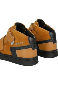 Sneaker alte in suede marrone e pelle con accenti neri, dotate di una fascia in Velcro e suole in gomma nera testurizzata.