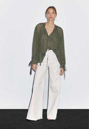 FLARED HIGH-WAIST - Flared Jeans - white