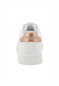 Weiße Sneakers aus einem strukturierten Material, mit runder Form, gepolstertem Kragen und metallic-rosegoldenem Akzent an der Ferse mit geprägt Logo.